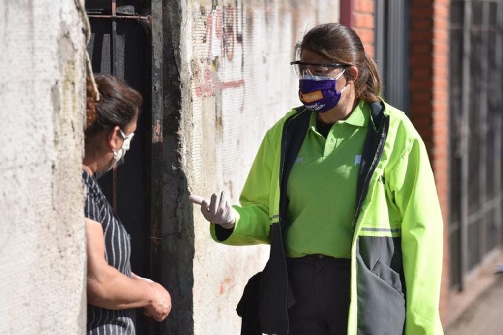 El Municipio continúa con los operativos casa por casa para controlar síntomas y concientizar sobre la prevención (Municipalidad de La Plata)