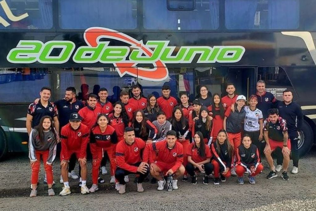 Plantel femenino y masculino viajaron juntos hacia Buenos Aires para afrontar respectivos compromisos contra equipos del ascenso de AFA.