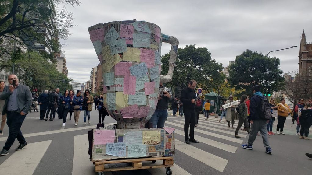 Una licuadora llena de reclamos se llevó la atención de la marcha federal universitaria en Córdoba.