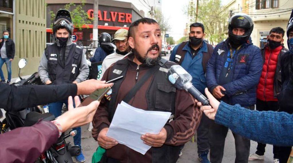 Damián Busto explicando a los periodistas el motivo de la protesta (Plan B Noticias)