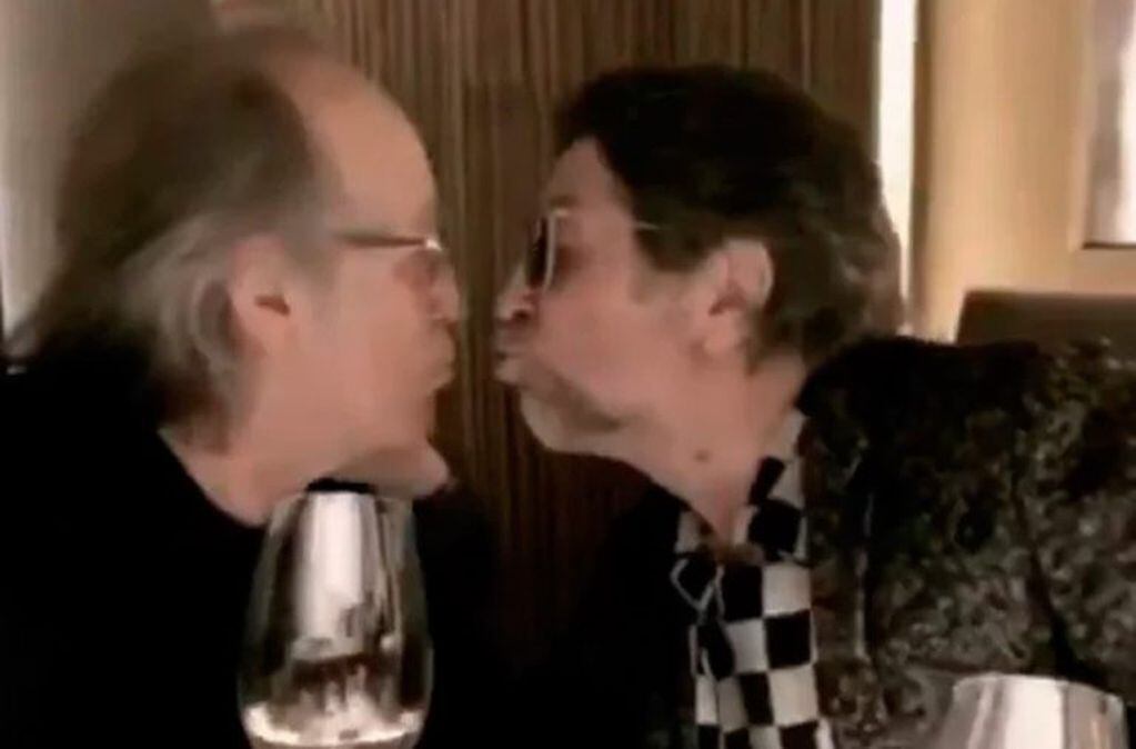 Joaquín Sabina y Joan Manuel Serrat se dieron un inesperado "piquito" tras anunciar su show "No hay dos sin tres"