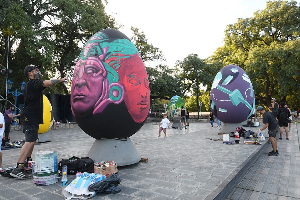 Por segundo año se realizó la exposición de huevos gigantes en la plaza Independencia como parte de la Pascua Croata, donde artistas mendocinos pintaron los huevos en vivo. Foto: Marcelo Rolland / Los Andes
