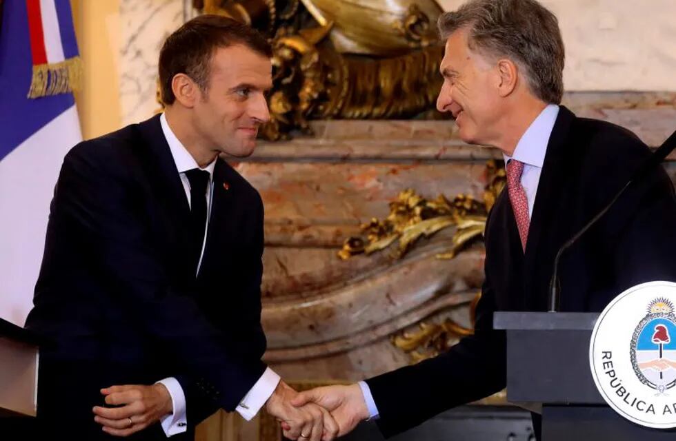 France's President Emmanuel Macron (L) shakes hands with Argentina's Mauricio Macri during a press conference at Casa Rosada presidential house in Buenos Aires on November 29, 2018. - Macron arrived on the eve for a two-day G20 summit beginning on November 30 likely to be dominated by simmering international tensions over trade. In an interview with Argentine daily La Nacion, he warned against the risk of \