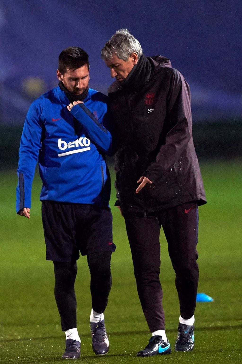 El entrenador del FC Barcelona, Quique Setién, conversa con el jugador argentino Leo Messi, en la ciudad deportiva Joan Gamper durante el entrenamiento en el que el equipo azulgrana (Foto: EFE/Alejandro García)