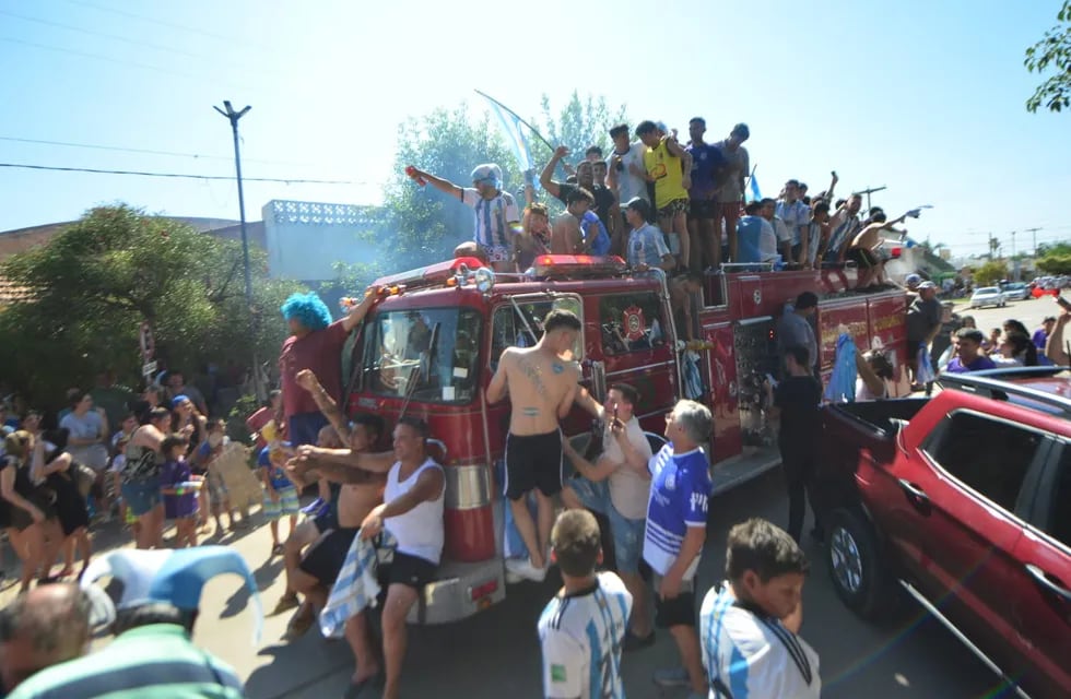 En Laguna Larga, el pueblo de Paulo Dybala, toda la gente salió a festejar el título del mundo. (Javier Ferreyra / La Voz)