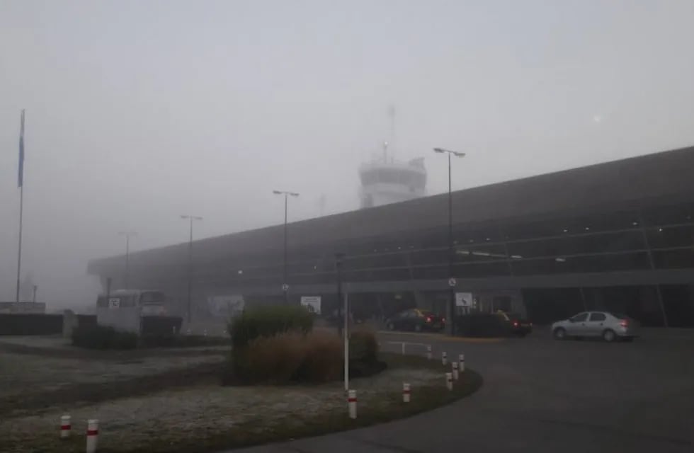La poca visibilidad afectaba la operatoria del Aeropuerto Islas Malvinas de Rosario. (Archivo)