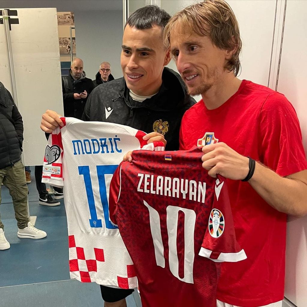 "El Chino" Lucas Zelarayán es figura de Armenia. Compartió un momento y cambió camisetas con Modric, de Croacia. (Instagram Armenia FF).