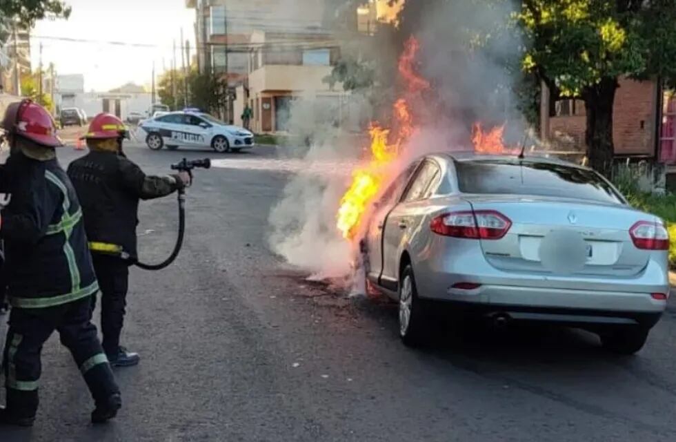 Posadas: puso en marcha su vehículo y se prendió fuego.