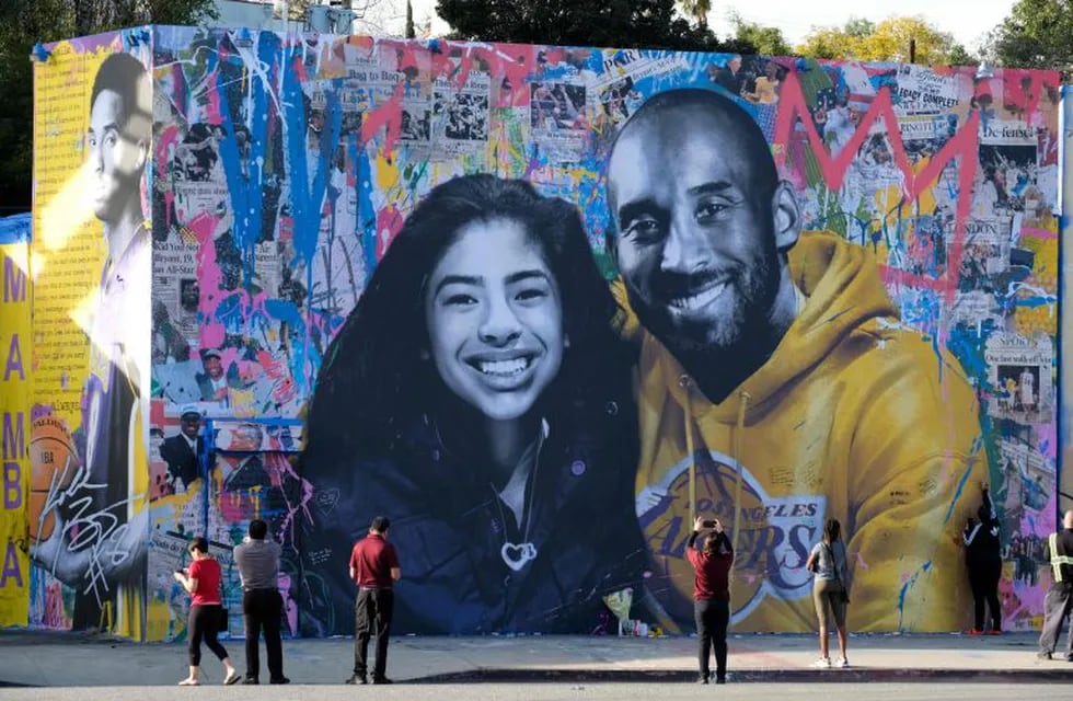 Mural con la imagen de Kobe Bryant y su hija Gigi en Los Angeles (Foto: Chris Delmas/AFP)