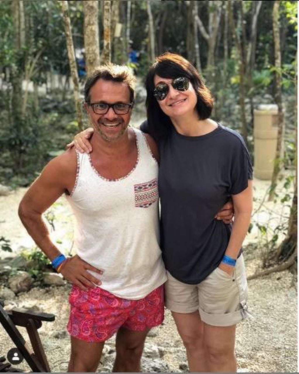 María Laura Santillán en las playas de México junto a su amigo Sergio Lapegüe (Instagram/ marialaurasantillan)