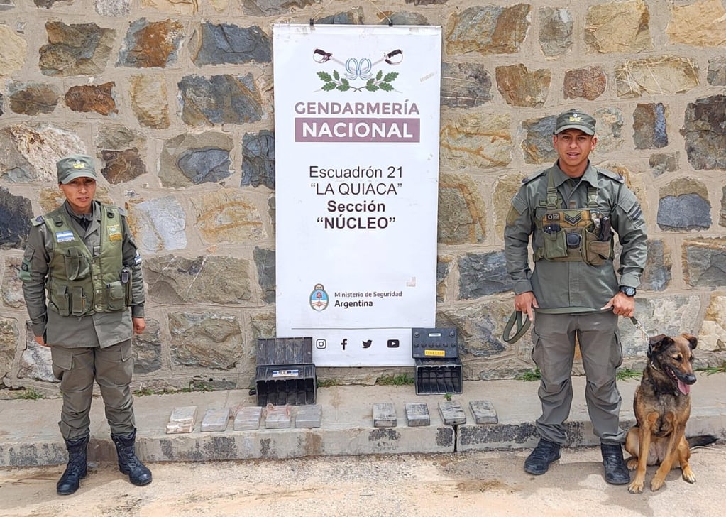 Efectivos de la Gendarmería Nacional apostados en La Quiaca (Jujuy), exhiben las carcazas de baterías y los paquetes de cocaína que estaban en su interior, en el fallido intento de una mujer de ingresa con la droga a territorio argentino.