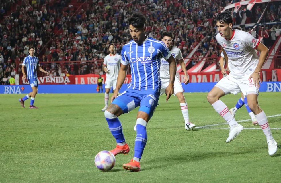 Godoy Cruz tuvo una noche fatal. No jugó bien, no le cobraron un penal y cayó 3-0.