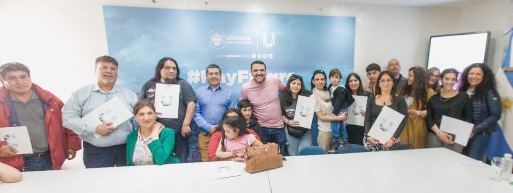 Entregan 20 títulos de propiedad de tierras a familias de Ushuaia