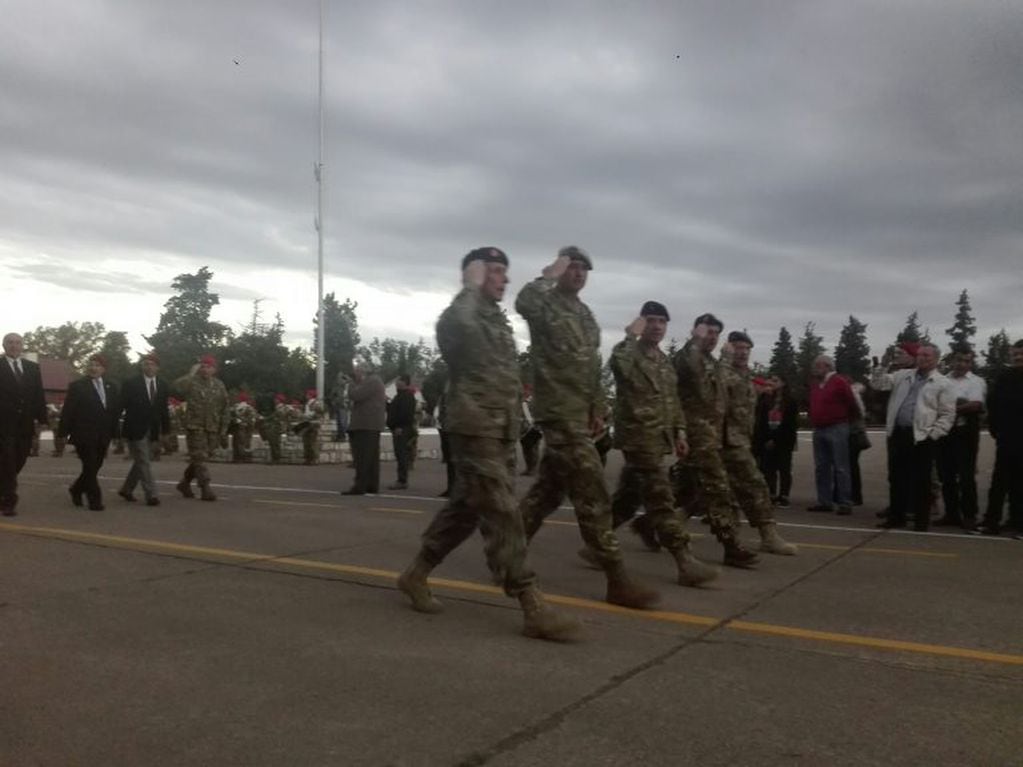 El Comandante de la 2a División de Ejército "Ejército del Norte" (segundo, desde la izquierda), General de Brigada Gustavo Planes, durante el desfile celebrado en el Regimiento de Infantería 2.
