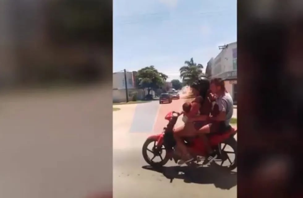 Video: una mujer manejaba una moto y amamantaba a su bebé al mismo tiempo en Entre Ríos
