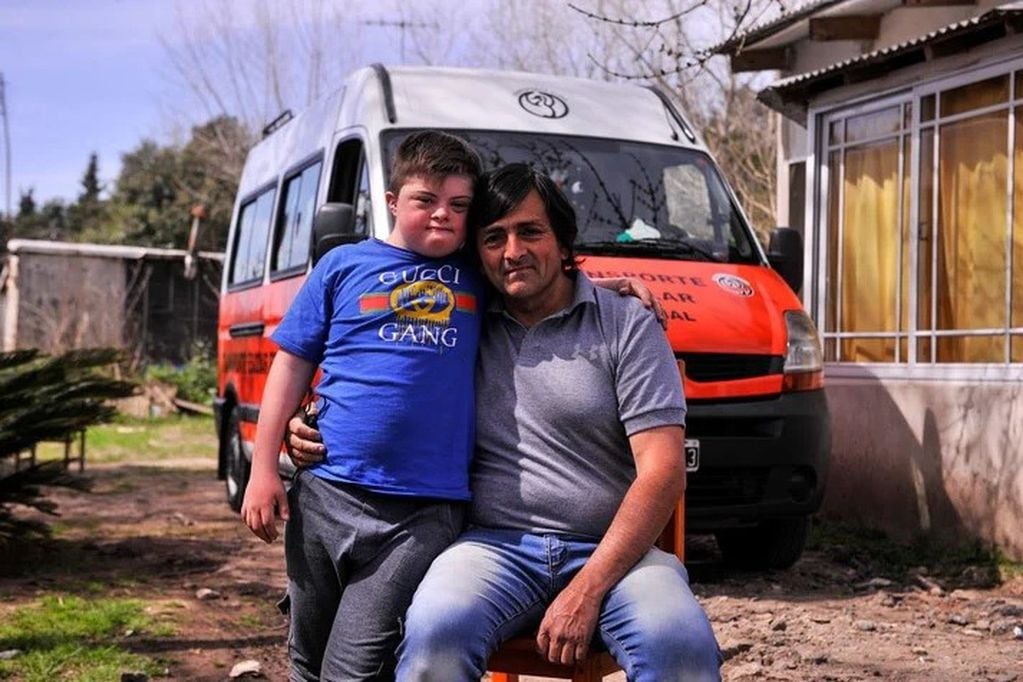 Luis Rivarola junto a su hijo Elías (12) (Foto: Maxi Failla/Clarin)