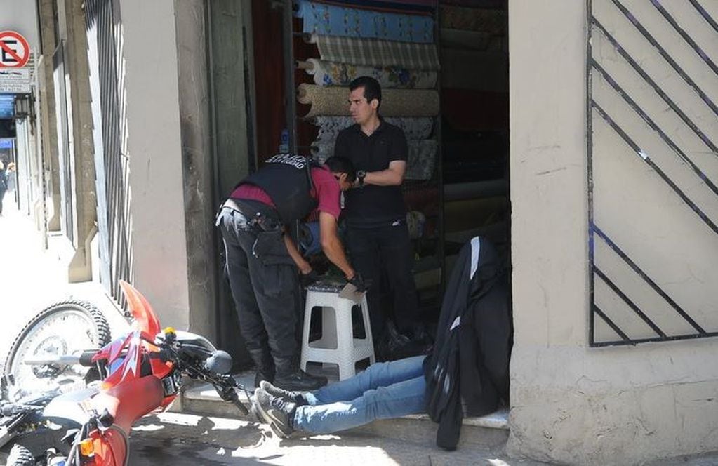 Uno de los delincuentes que fue detenido por efectivos de la Policía de la Ciudad. (Foto: Clarín)