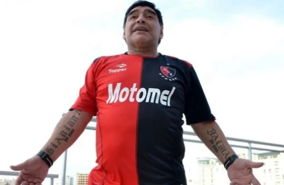 Diego Maradona con la camiseta de Newell's. (CANOB)