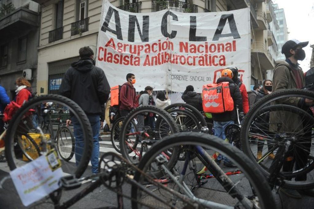 Movilización de trabajadores de aplicaciones de delivery frente a la Legislatura porteña. (Clarín)