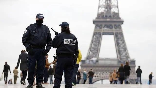 Conmoción en París por el hallazgo de una nena de 12 años muerta en una caja.