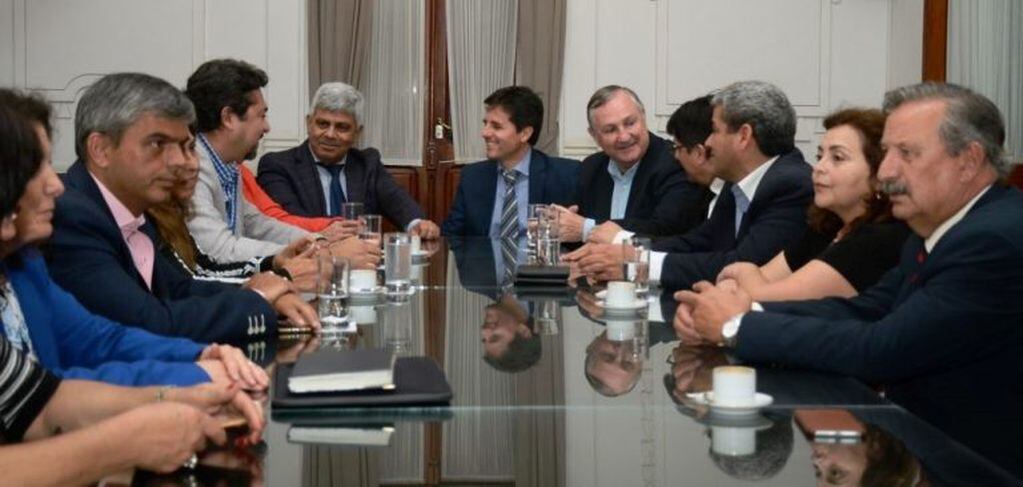 El ministro Perassi encabezó la reunión en el Salón Blanco de la Casa Gobierno.