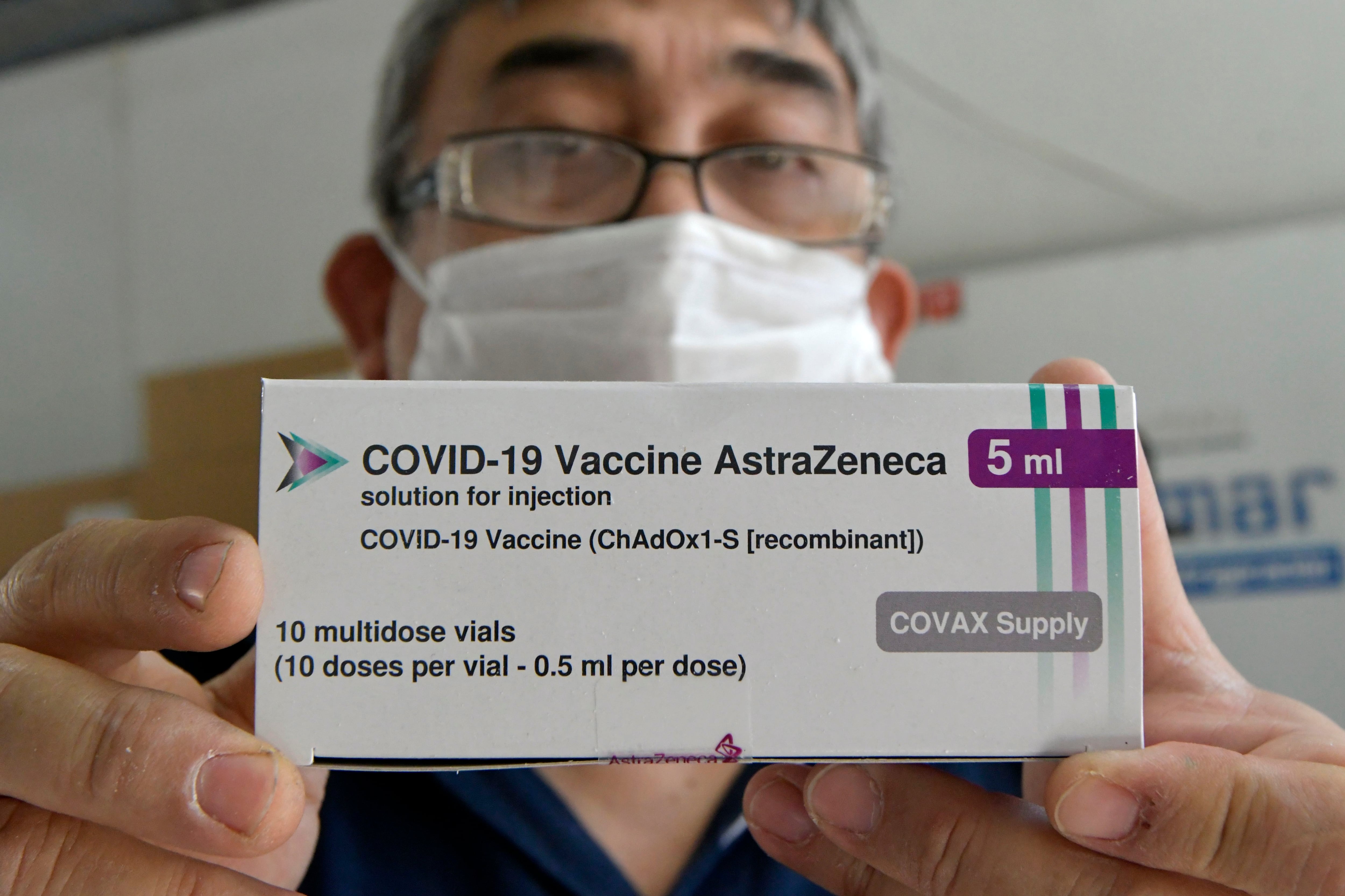 Una caja con dosis de vacunas de AstraZeneca. (Foto: Orlando Pelichotti  / Los Andes)

