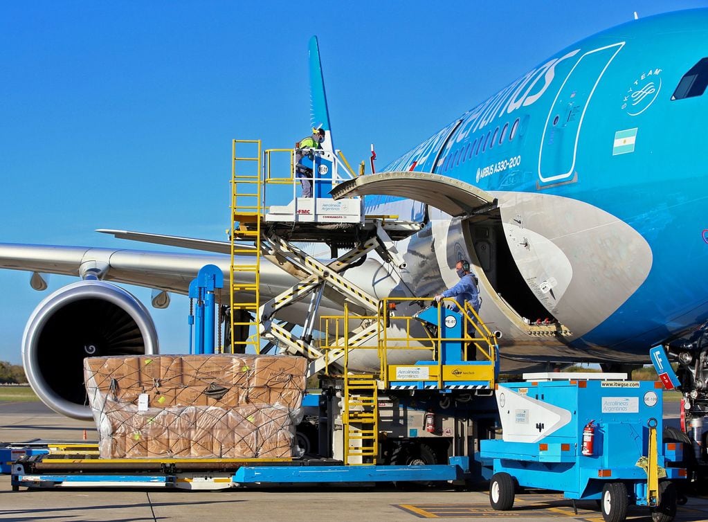 Este martes por la madrugada parte el vuelo de Aerolíneas Argentinas a Moscú, Rusia, para buscar 300 mil dosis de la vacuna Sputnik V contra el COVID-19. (AFP)