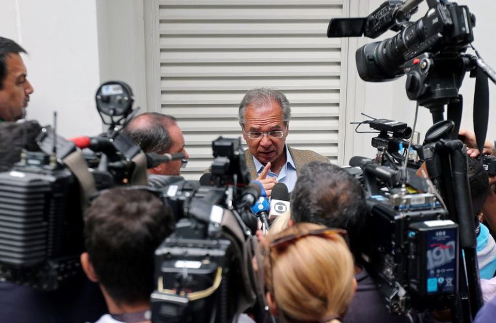 Paulo Guedes habló ante la prensa al llegar a la reunión con Jair Bolsonaro. Foto: REUTERS.