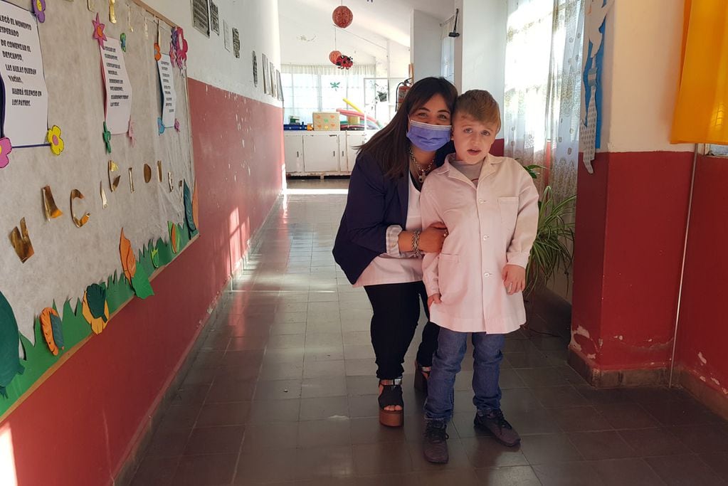 Valentino Cepeda junto a su maestra en la escuela rural.  (La Voz)