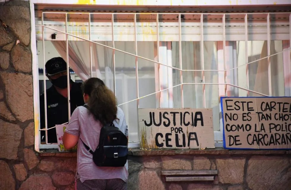 Frente a la comisaría del departamento San Lorenzo se registraron incidentes durante la movilización.