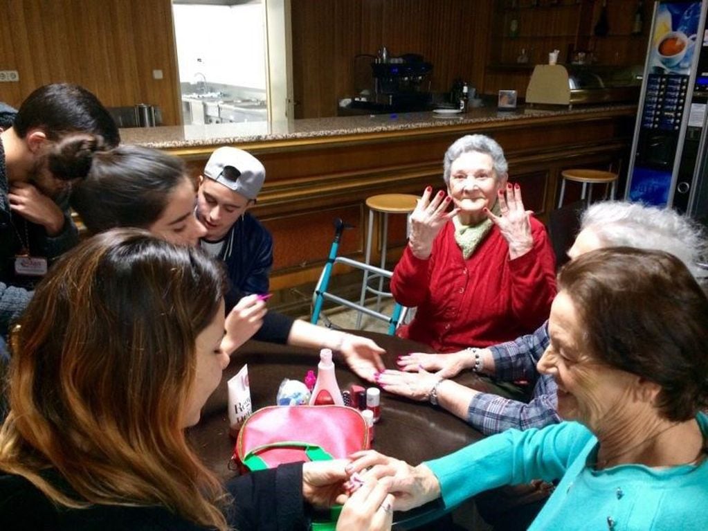 Alumnas de manicura visitaron un club de abuelos