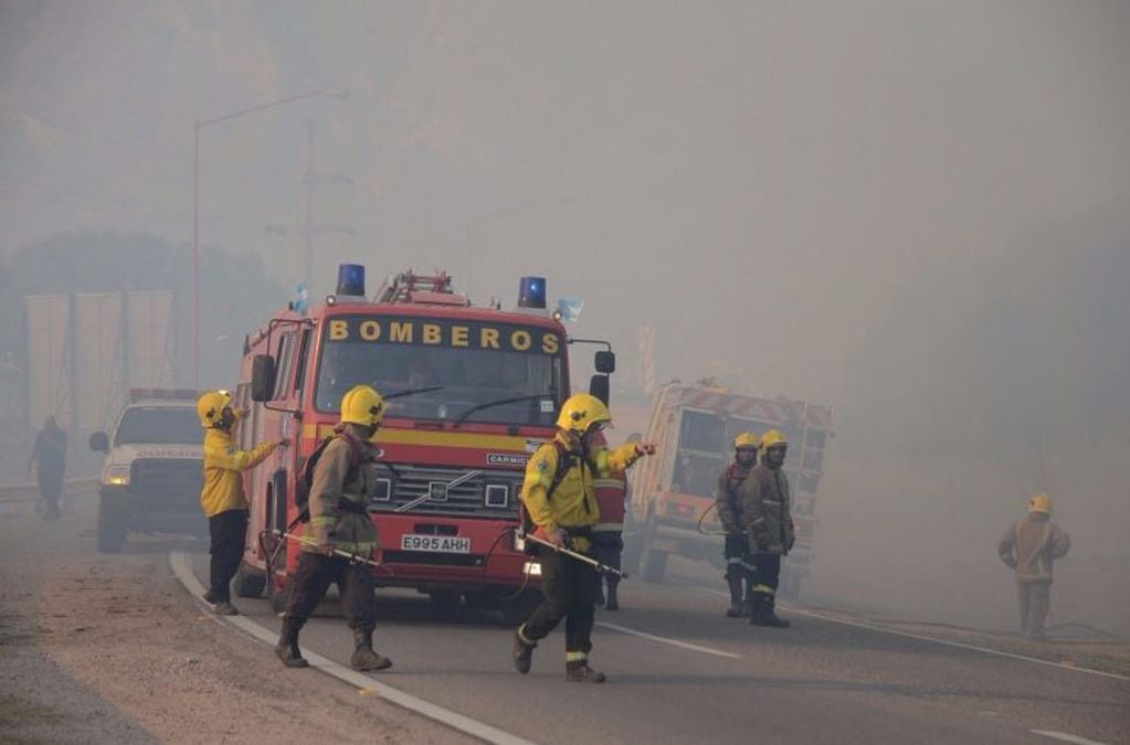 Bomberos trabajaron para sofocar las llamas. Fotos: Nicolás Varvara, Alejandro Lorda