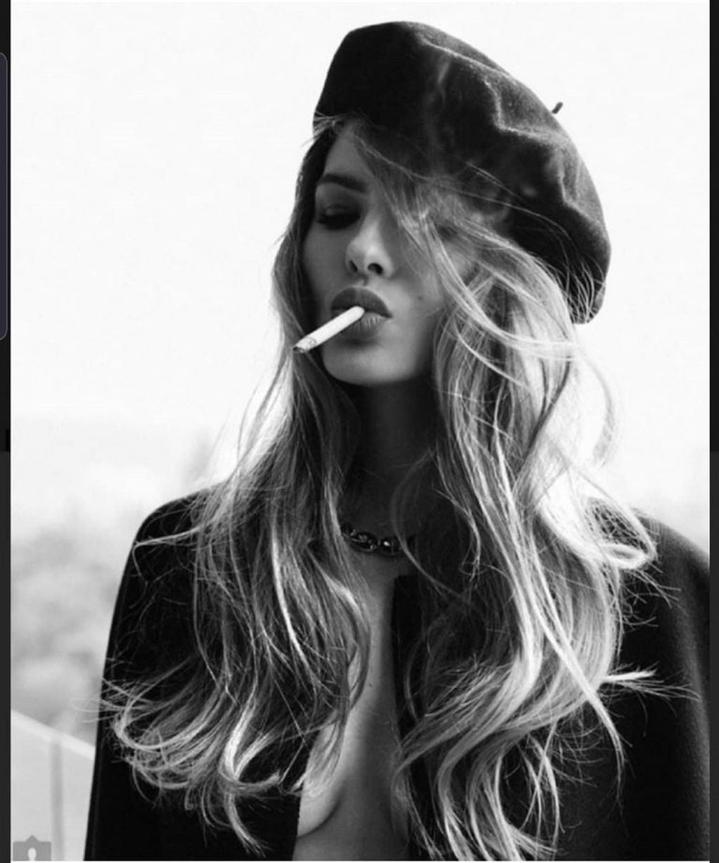 La China Suárez posó en topless fumando un cigarrillo  (Foto: Instagram/ @sangrejaponesa)