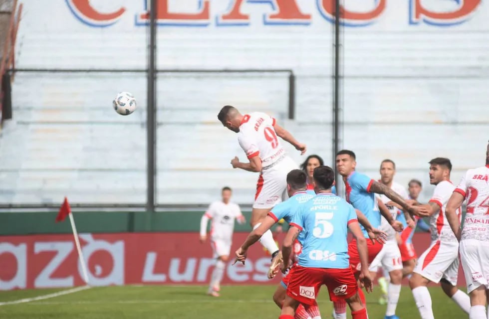 "Maravilla" Martínez gana de cabeza y pone el 1-0 de Instituto ante Arsenal, en Sarandí, en el estreno en la Copa de la Liga Profesional. (Federico López Claro / La Voz)