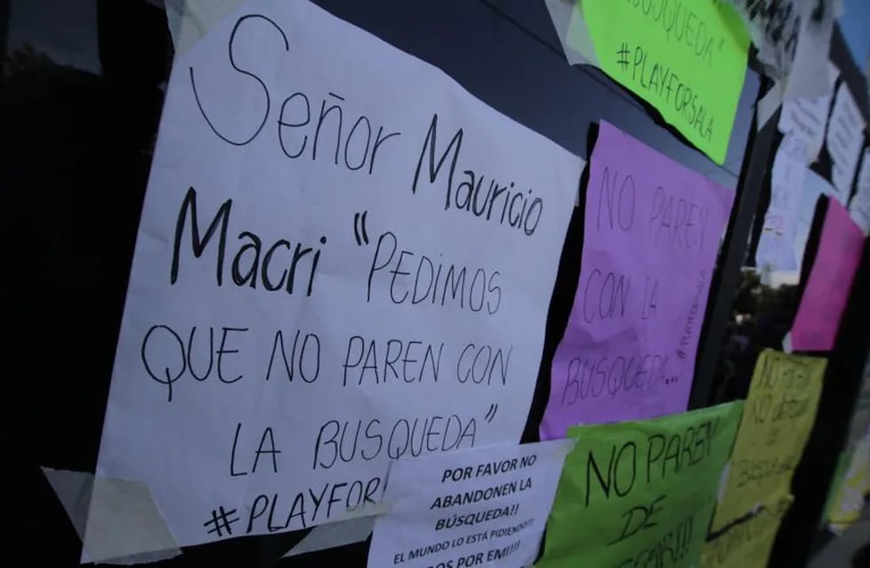 Vecinos de Progreso se manifestaron para que no cese la búsqueda de Emiliano Sala. (EFE)