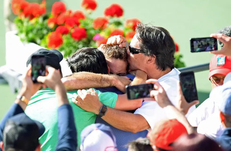 Juan Martín del Potro celebra el título en el Masters 1000 de Indian Wells junto a su equipo de trabajo. Foto: Kevork Djansezian/Getty Images/AFP