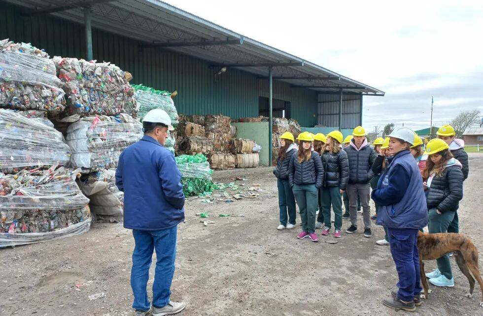 Alumnos del  Colegio Jesús Adolescente visitaron la Planta de Separación de Residuos Sólidos Urbanos de Tres Arroyos