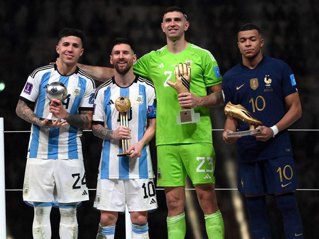 Enzo Fernández, Lionel Messi, Dibu Martínez y Kylian Mbappé recogiendo sus premios.