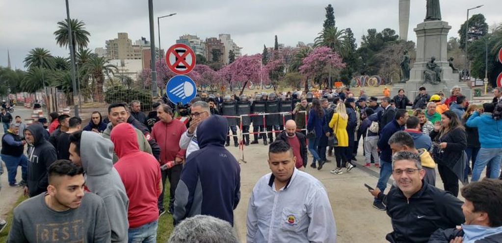 Protesta de taxistas y remiseros en la Plaza España.