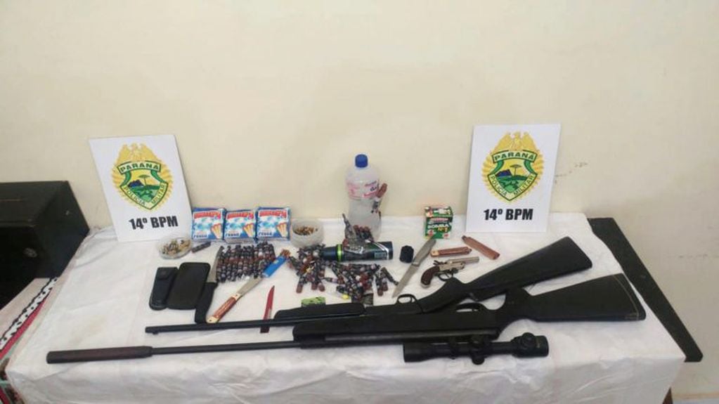 Las armas que encontró la policía en la casa del atacante. Foto: AP.