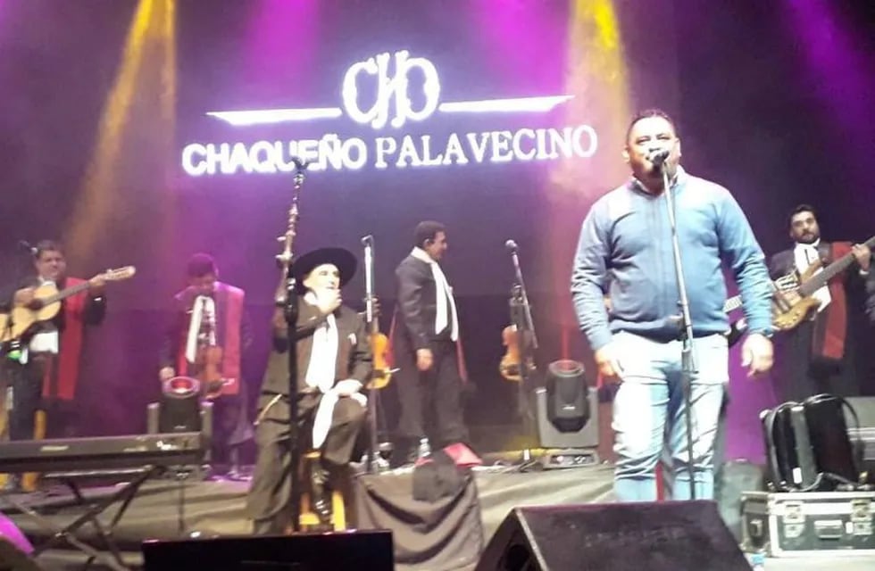 Renzo Tapia cantando con el Chaqueño.