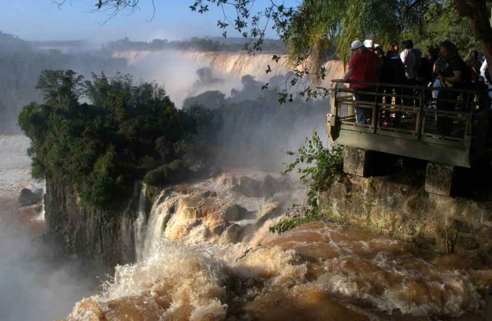 Parque Nacional Iguazú decidió quitar el espacio exclusivo de los fotógrafos en el balcón de la Garganta del Diablo