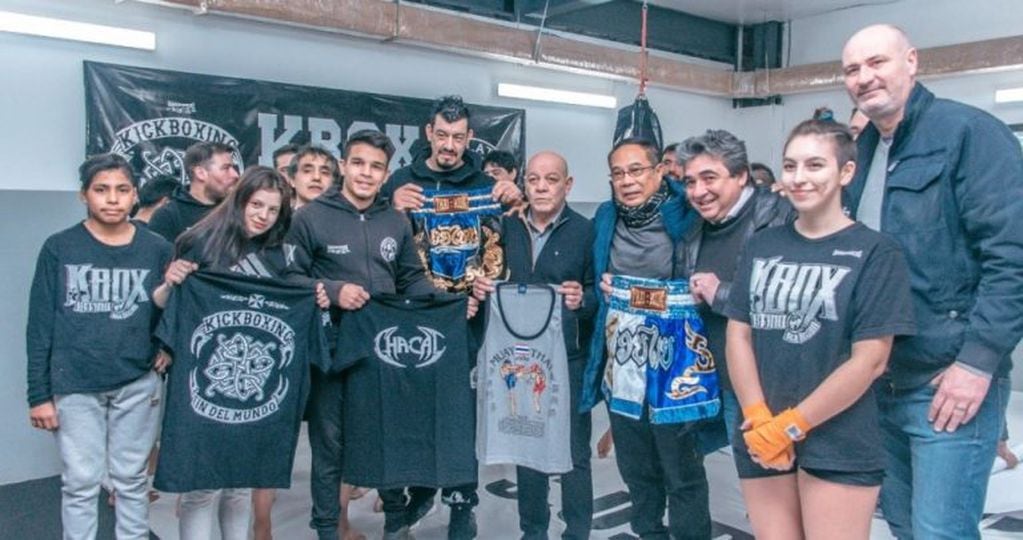 Visita del Embajador de Tailandia a integrantes de la Escuela Municipal de Kick Boxing