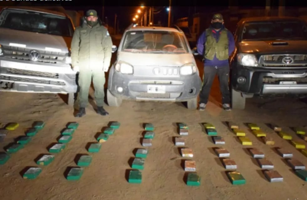 Efectivos de Gendarmería Nacional exhiben los vehículos secuestrados y la droga incautada en Abra Pampa.
