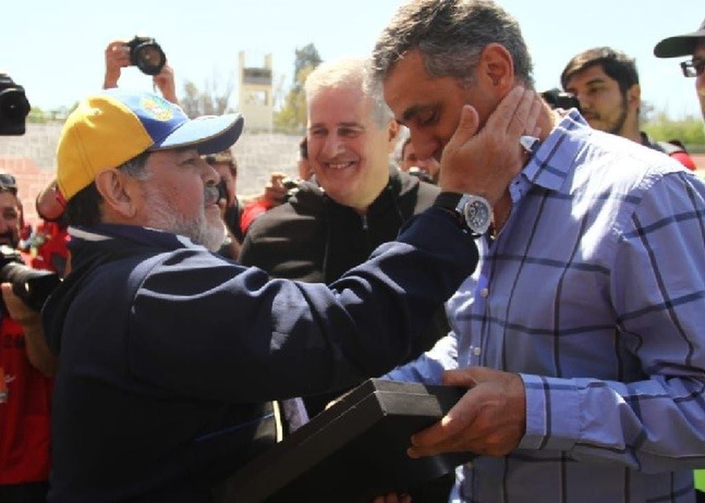 Diego Maradona y el presidente de Godoy Cruz, José Mansur.