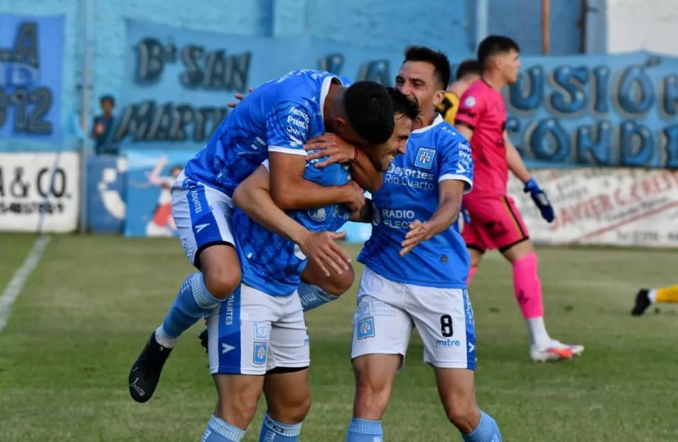 Estudiantes de Río Cuarto y un goleador tremendo, Luis Silba, para el 1 a 0 contra Mitre (Tomás Fragueiro / La Voz)