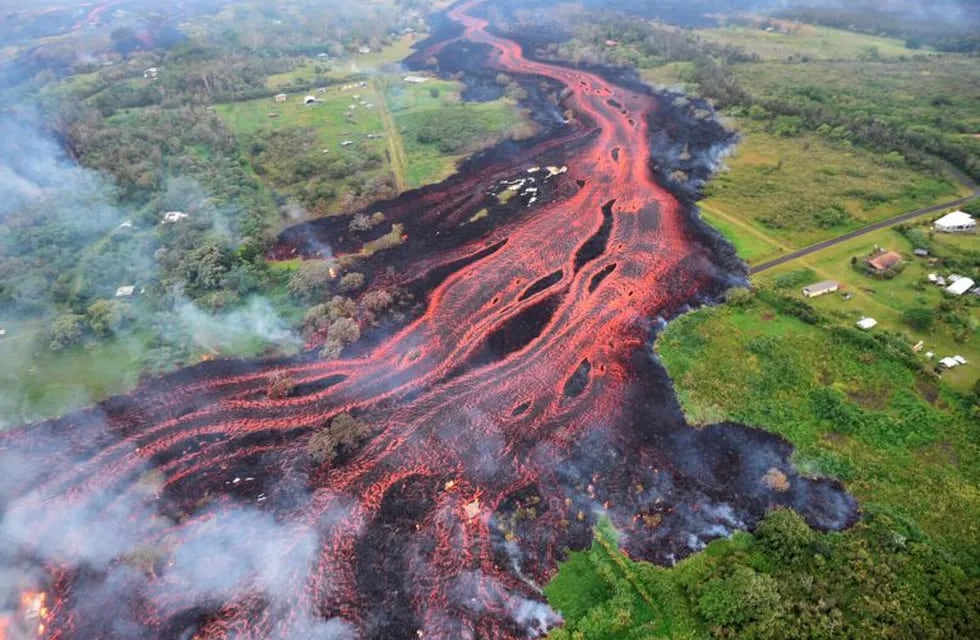 FILE - In this May 19, 2018, file photo released by the U.S. Geological Survey, lava flows from fissures near Pahoa, Hawaii. Technically speaking, Kilauea has been continuously erupting since 1983. But the combination of earthquakes shaking the ground, steam-driven explosions at the top, and lava flowing into a new area some 12 miles (20 kilometers) from the summit represents a departure from its behavior in recent decades. (U.S. Geological Survey via AP, File) hawaii  hawaii erupcion volcan Kilauea desastres naturales erupciones volcanes