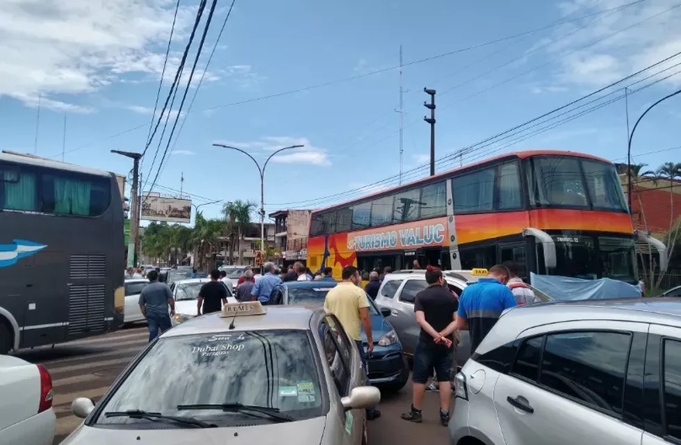 Golpes y forcejeos en la manifestación de transportistas en Puerto Iguazú.