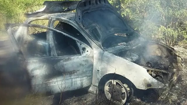 Peugeot 207 incendiado
