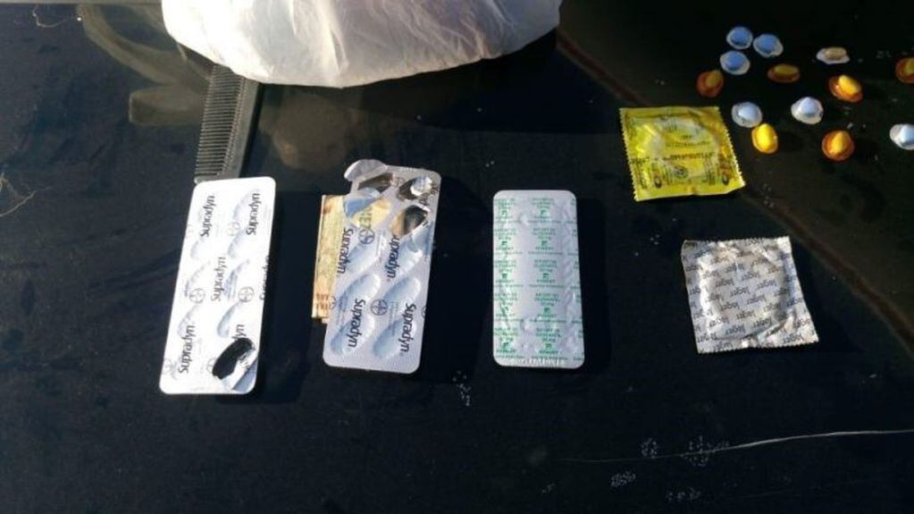 Algunas de las pastillas y preservativos que le incautaron al detenido (Foto: Crónica)